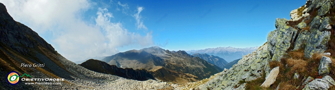 35 Dal Passo di Porcile vista verso Cima Lemma, Pizzo Scala e Alpi Retiche.jpg